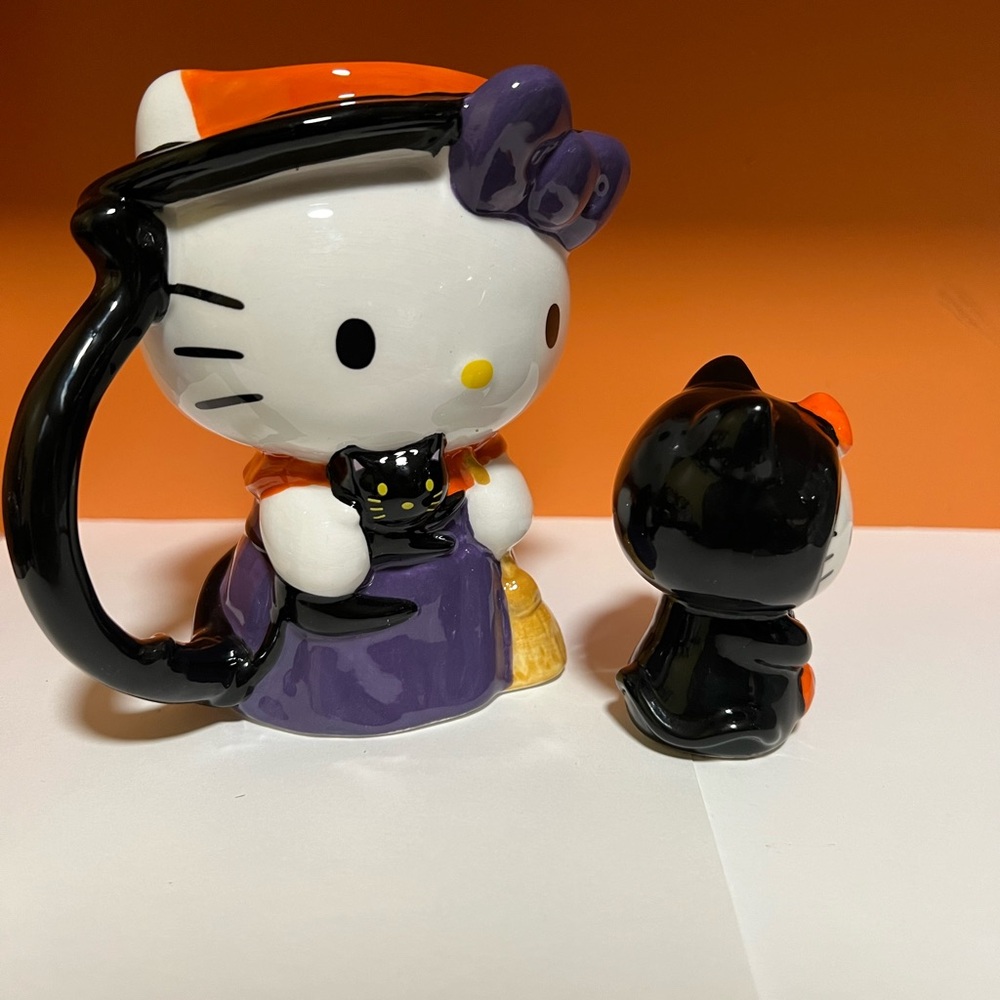 Hello Kitty Halloween Mug
and Figurine Set - Picture 3 of 8